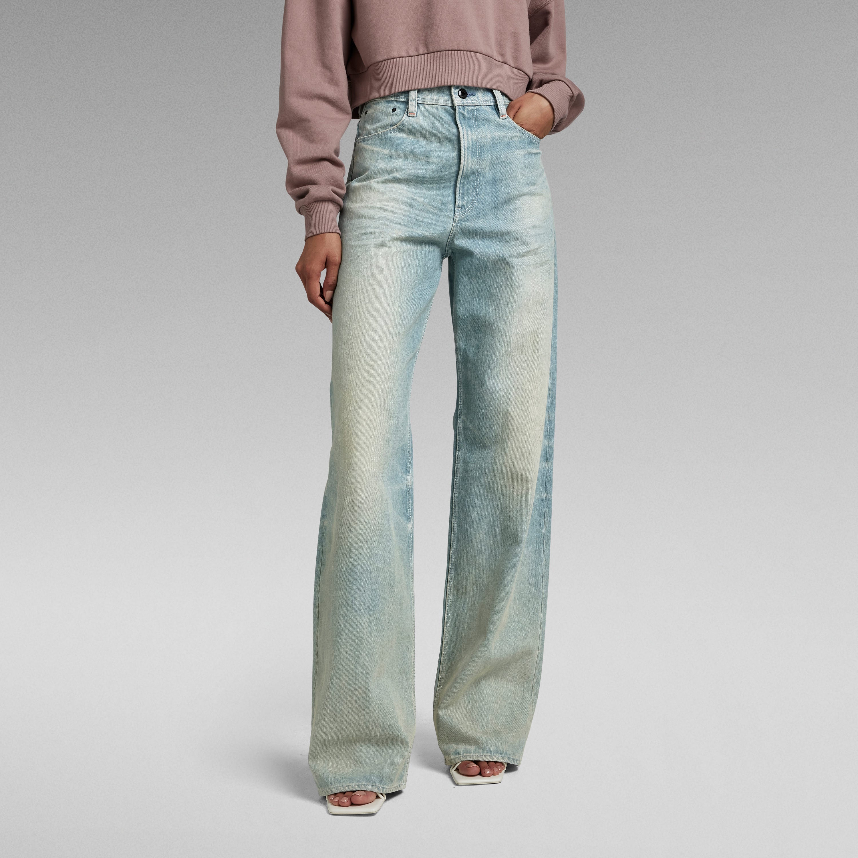 Mujer usando jeans Stray Ultra High Loose, corte holgado y talle muy alto, con detalles de bolsillos modernos.