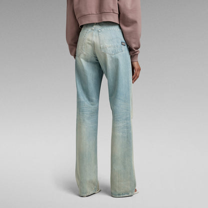 Mujer usando jeans Stray Ultra High Loose desde atrás, mostrando el diseño de corte holgado y talle muy alto.