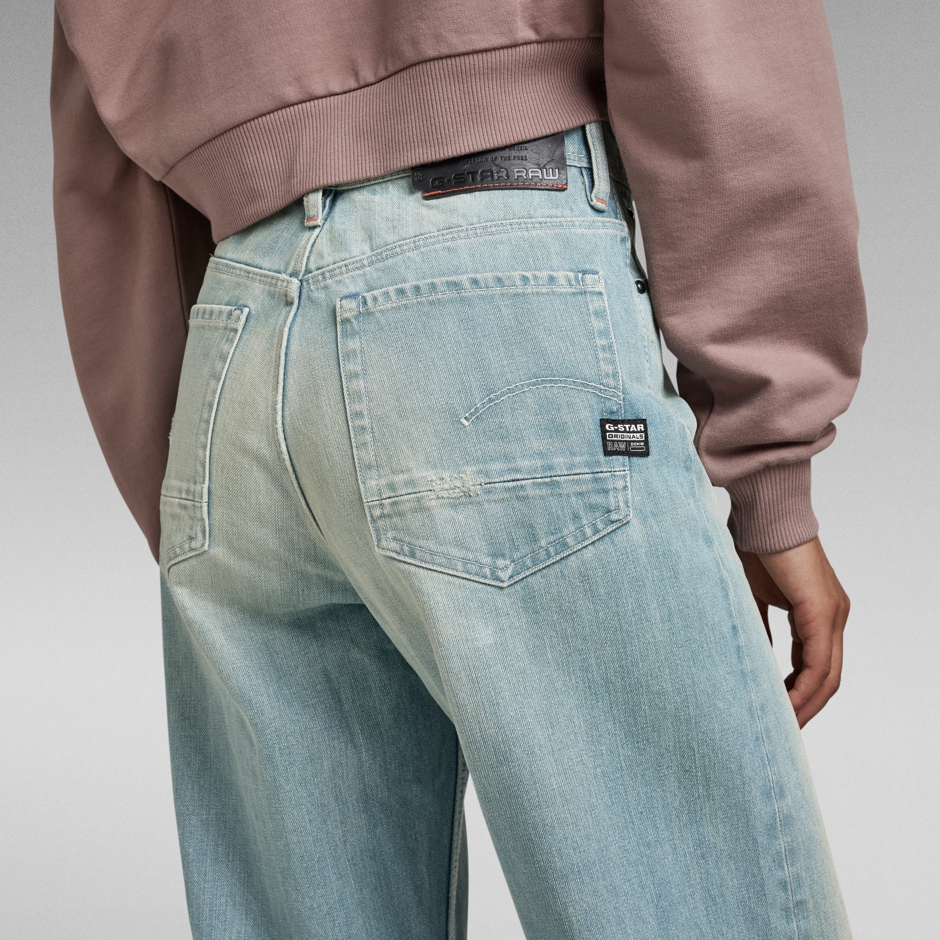 Mujer usando jeans Stray Ultra High Loose, destacando los bolsillos traseros y el estilo de corte holgado.