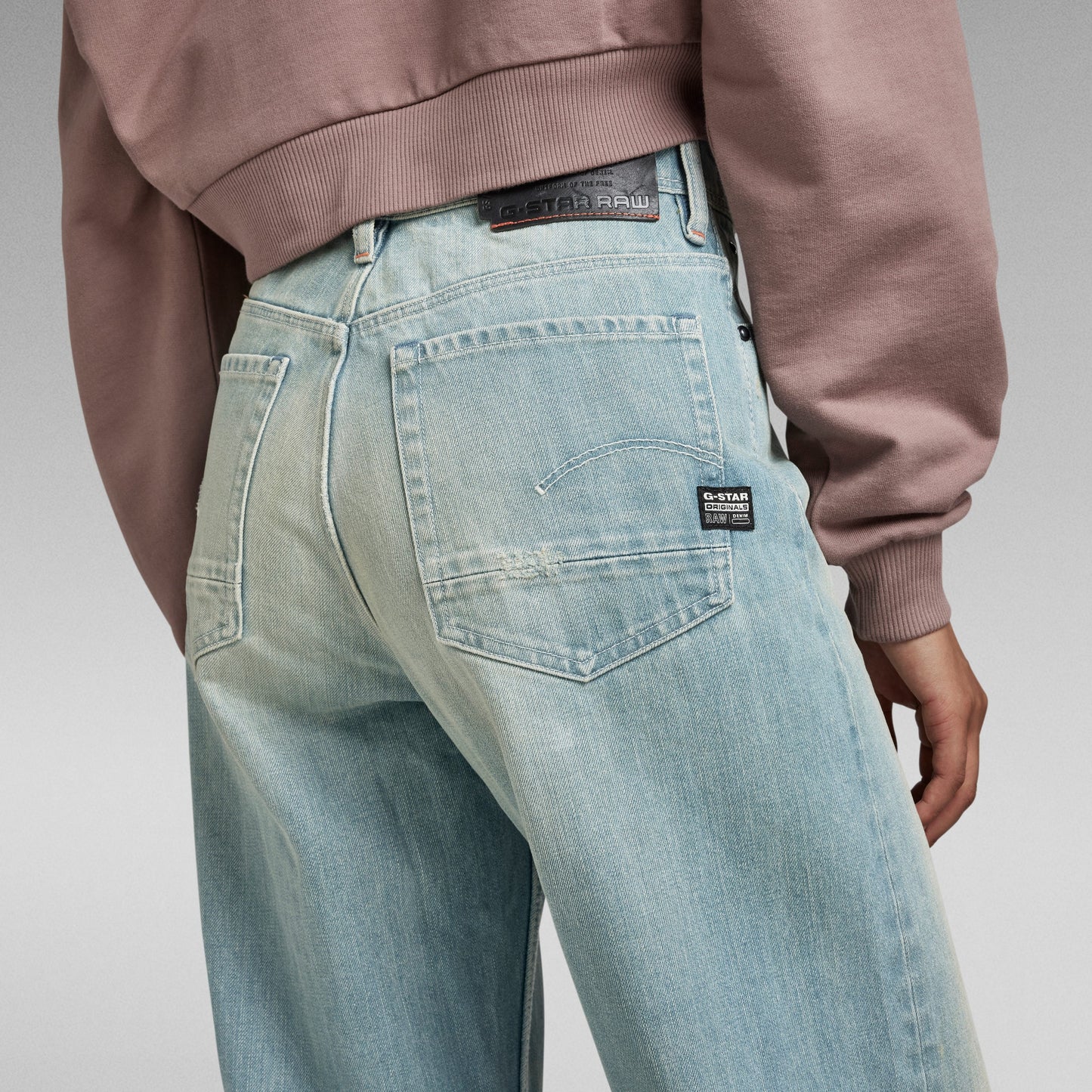Mujer usando jeans Stray Ultra High Loose, destacando los bolsillos traseros y el estilo de corte holgado.