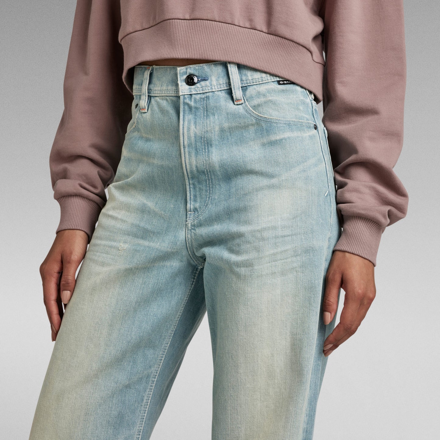 Jeans Stray Ultra High Loose que presentan un diseño de corte holgado y talle muy alto en un acabado claro.