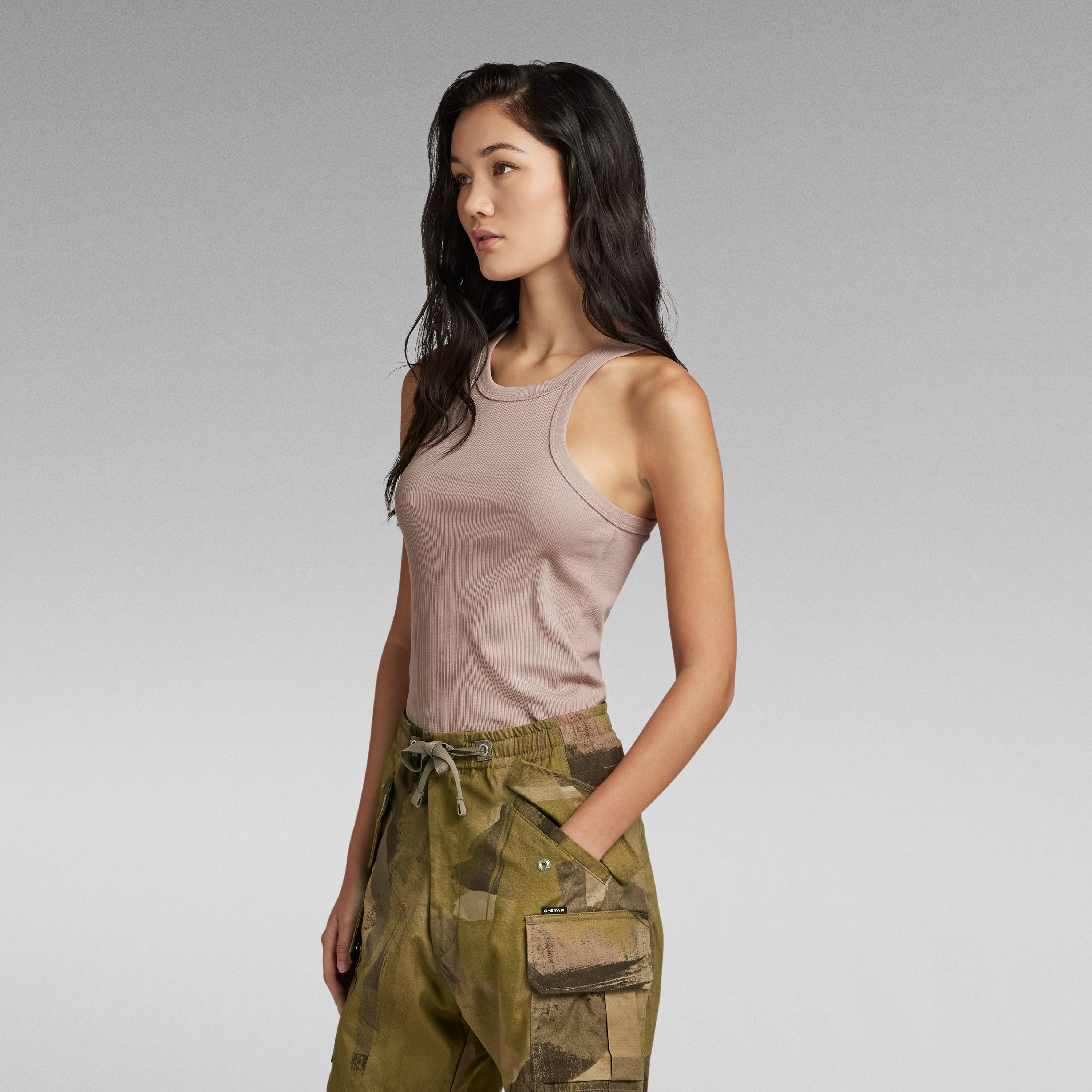 Camiseta sin mangas Italian Army Ultra Slim de G-Star RAW, color nude, diseñada para comodidad y sostenibilidad.