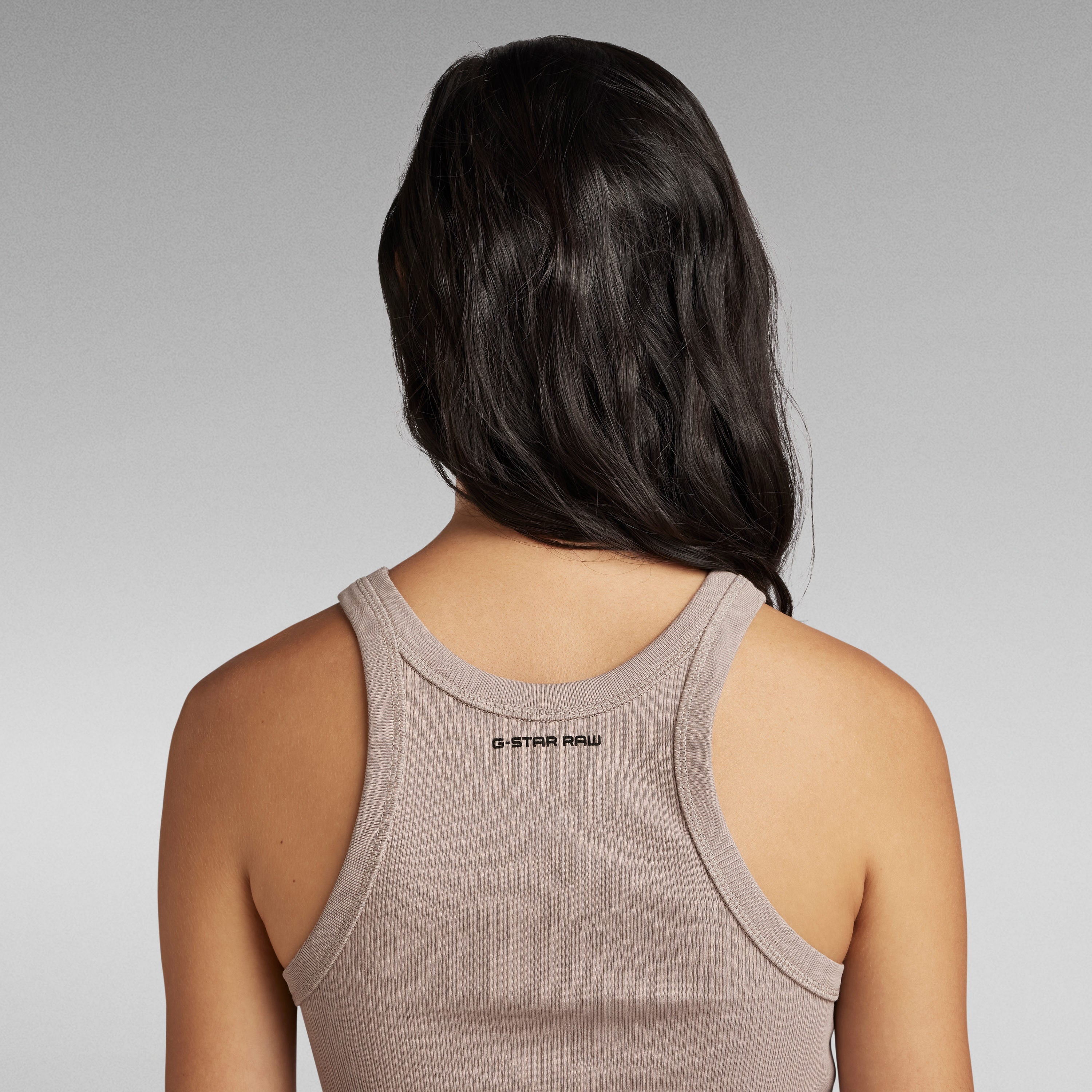 Mujer con camiseta sin mangas Italian Army Ultra Slim de G-Star RAW, vista desde atrás, mostrando el estampado en la parte superior.