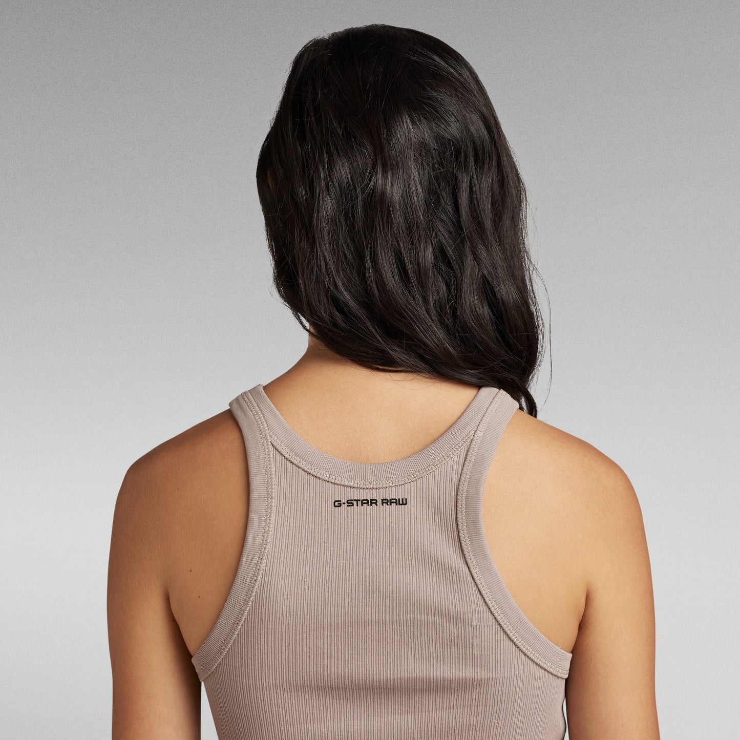 Mujer con camiseta sin mangas Italian Army Ultra Slim de G-Star RAW, vista desde atrás, mostrando el estampado en la parte superior.