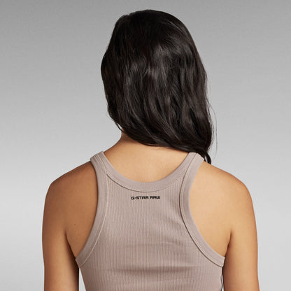 Mujer con camiseta sin mangas Italian Army Ultra Slim de G-Star RAW, vista desde atrás, mostrando el estampado en la parte superior.