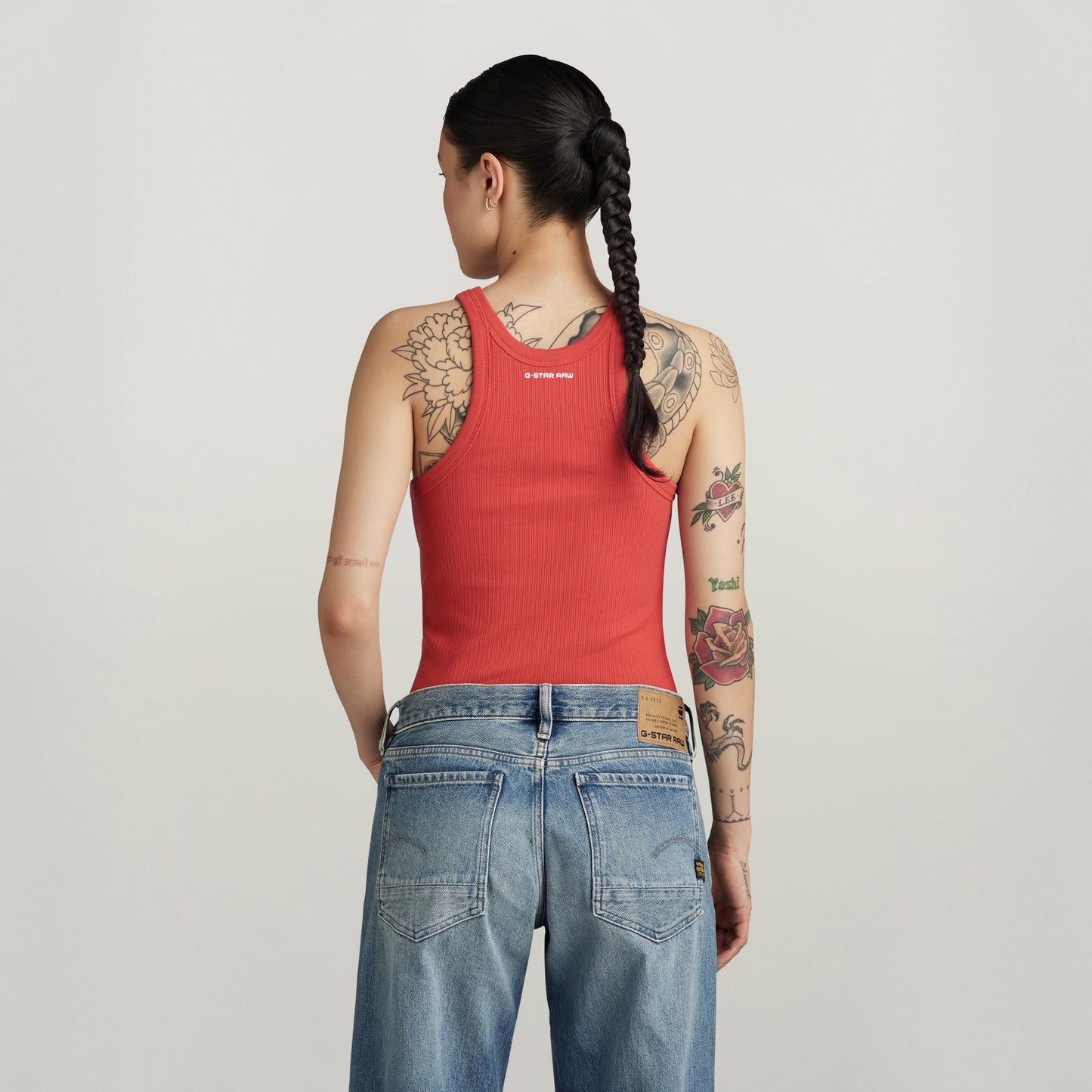 Camiseta sin mangas Italian Army ultra slim en color rojo, vista trasera, con estampado de G-Star RAW.