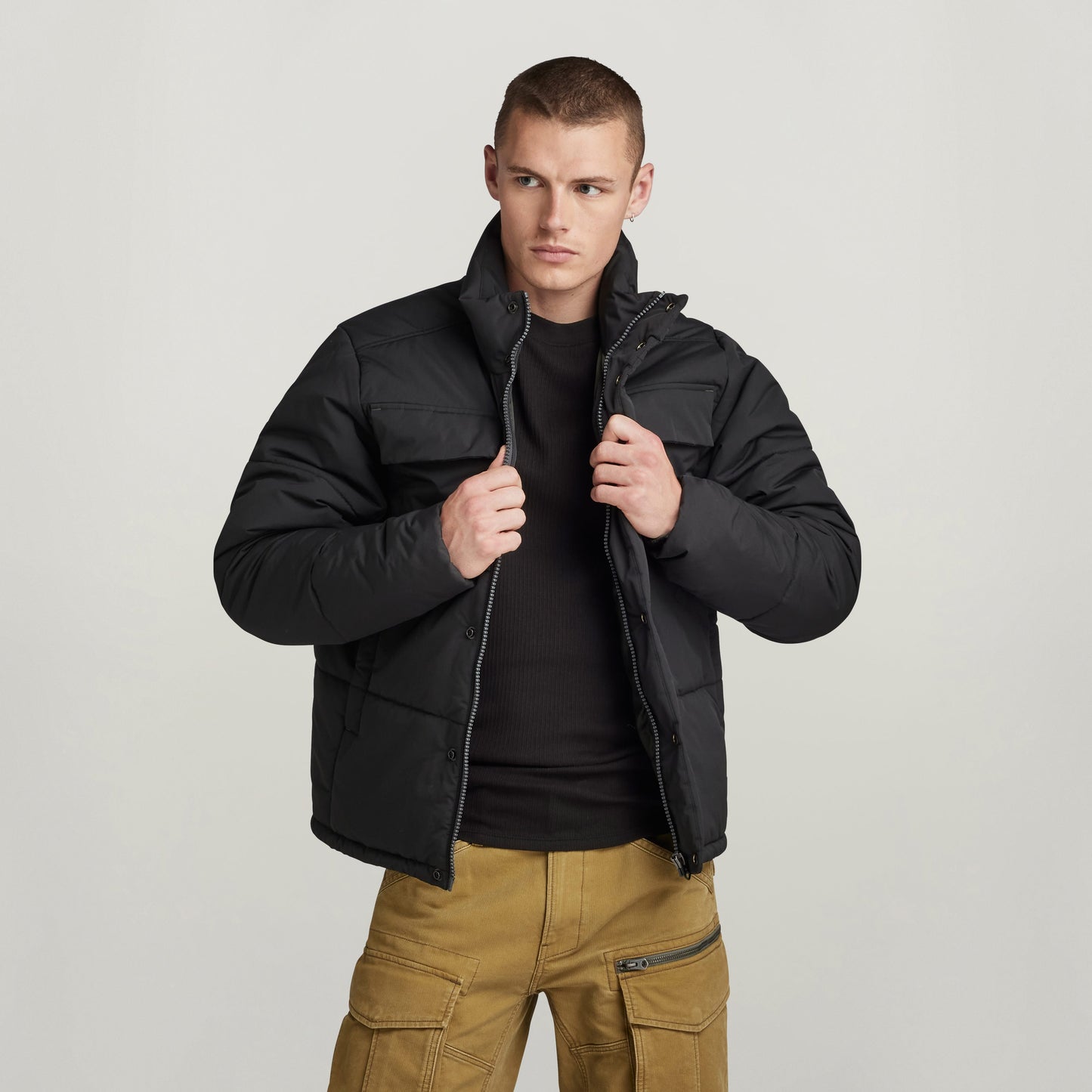 Chaqueta acolchada impermeable Foundation, prenda cómoda con cierre de cremallera y bolsillos, ideal para el invierno.