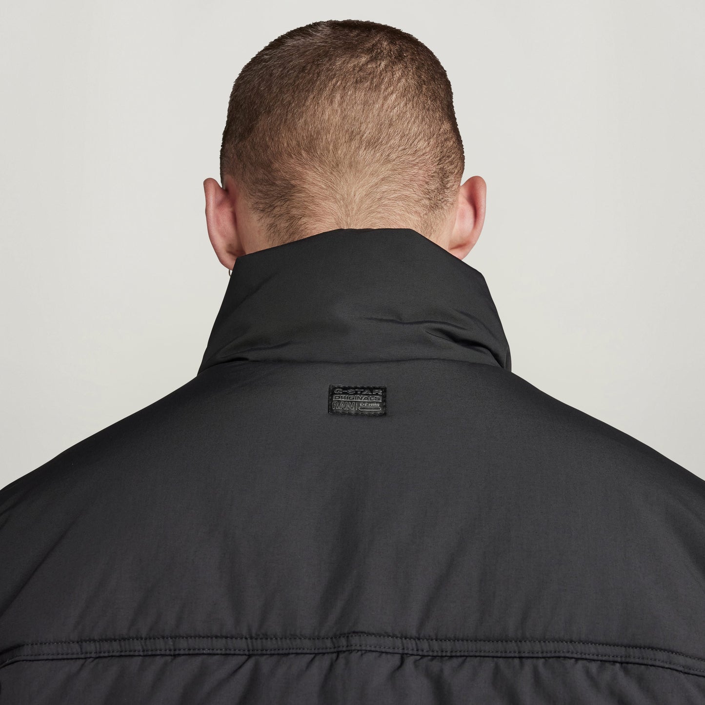 Espalda de la chaqueta acolchada impermeable Foundation con cuello alzado.