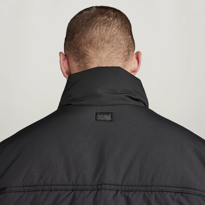 Espalda de la chaqueta acolchada impermeable Foundation con cuello alzado.