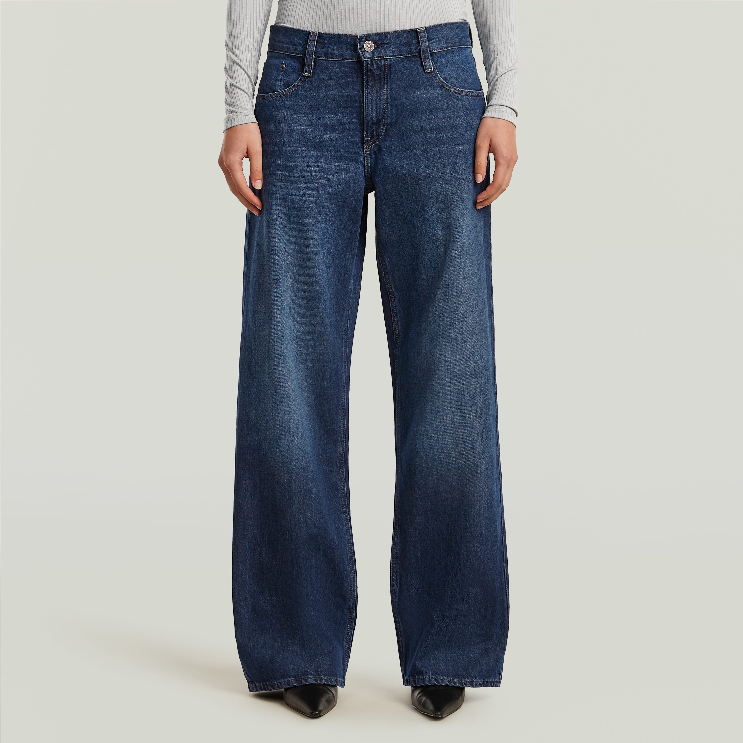 Mujer usando Jeans Judee Low Waist Loose, corte holgado y de cintura baja, ideales para el día a día.