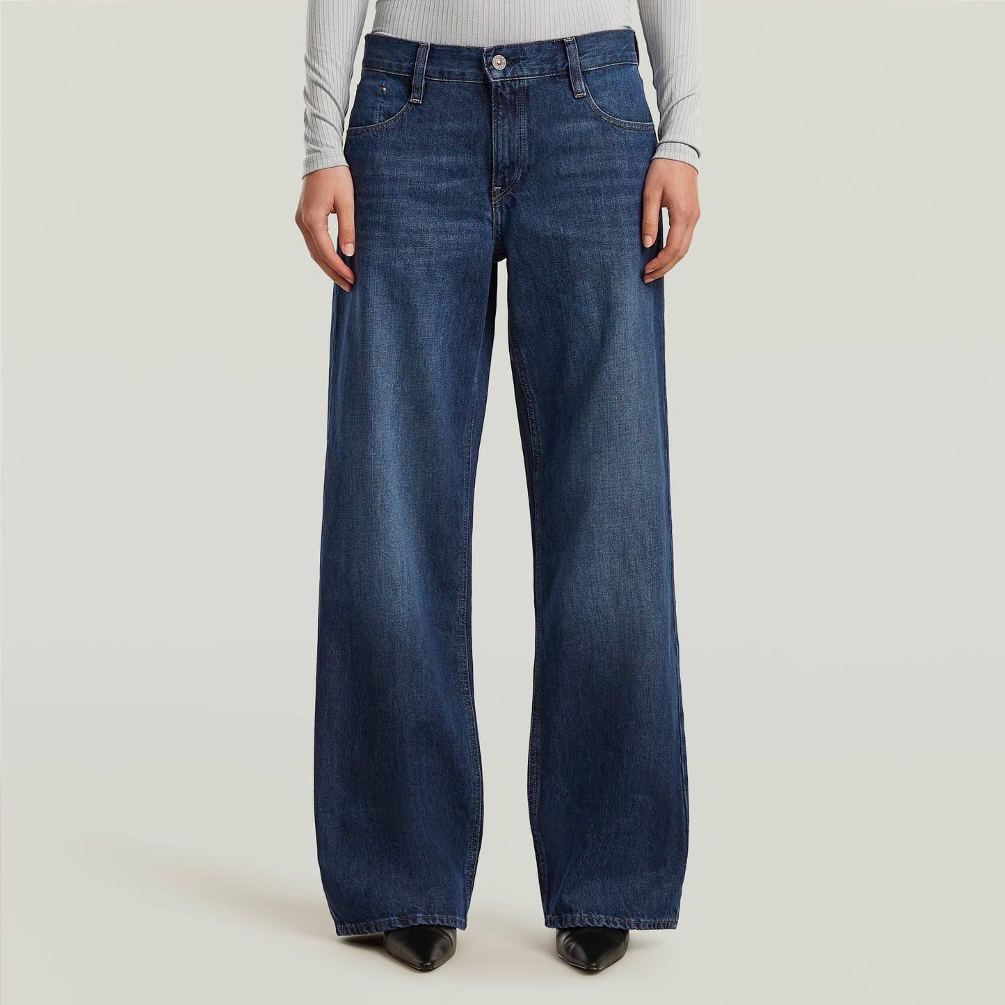 Mujer usando Jeans Judee Low Waist Loose, corte holgado y de cintura baja, ideales para el día a día.
