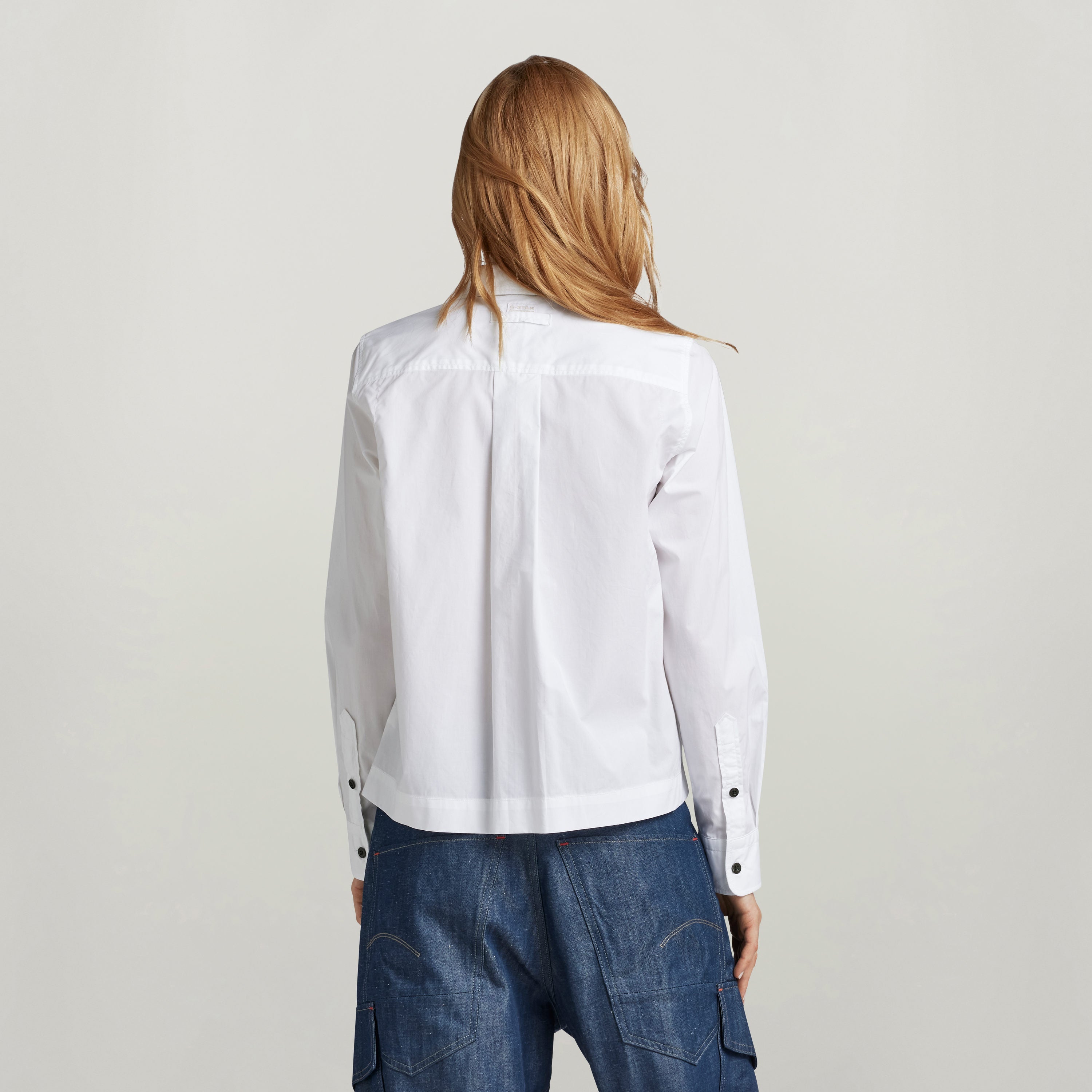 Vista trasera de la camisa boxy manga larga G Star, con diseño moderno y puños abotonados.