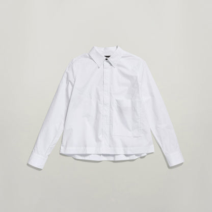 Camisa boxy manga larga G Star en color blanco, con bolsillos en el pecho y cierre oculto.