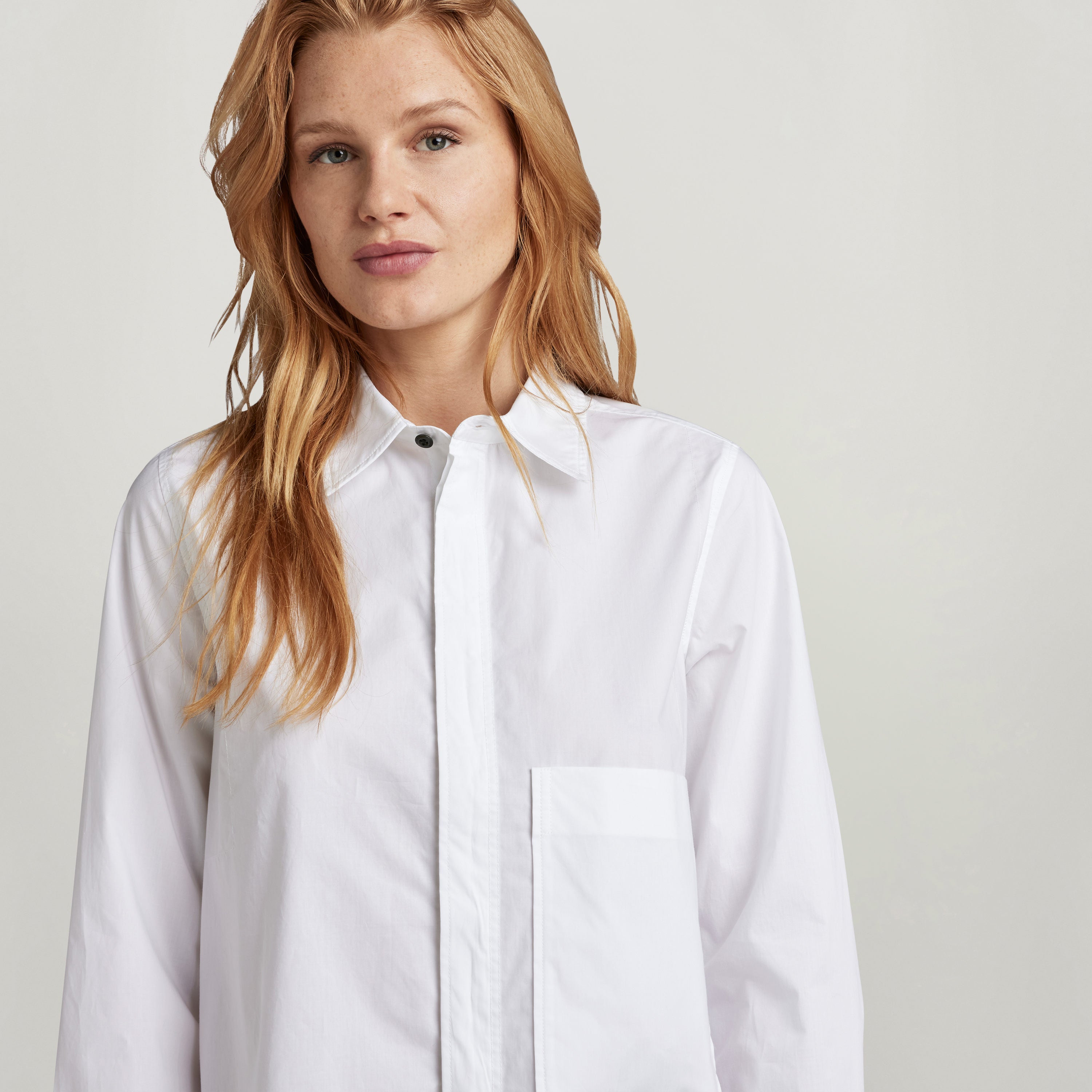 Camisa boxy manga larga G Star en color blanco con cuello y bolsillo en el pecho