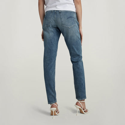 Mujer usando jeans Ace Slim desde atrás, resaltando el corte ajustado y el diseño moderno.
