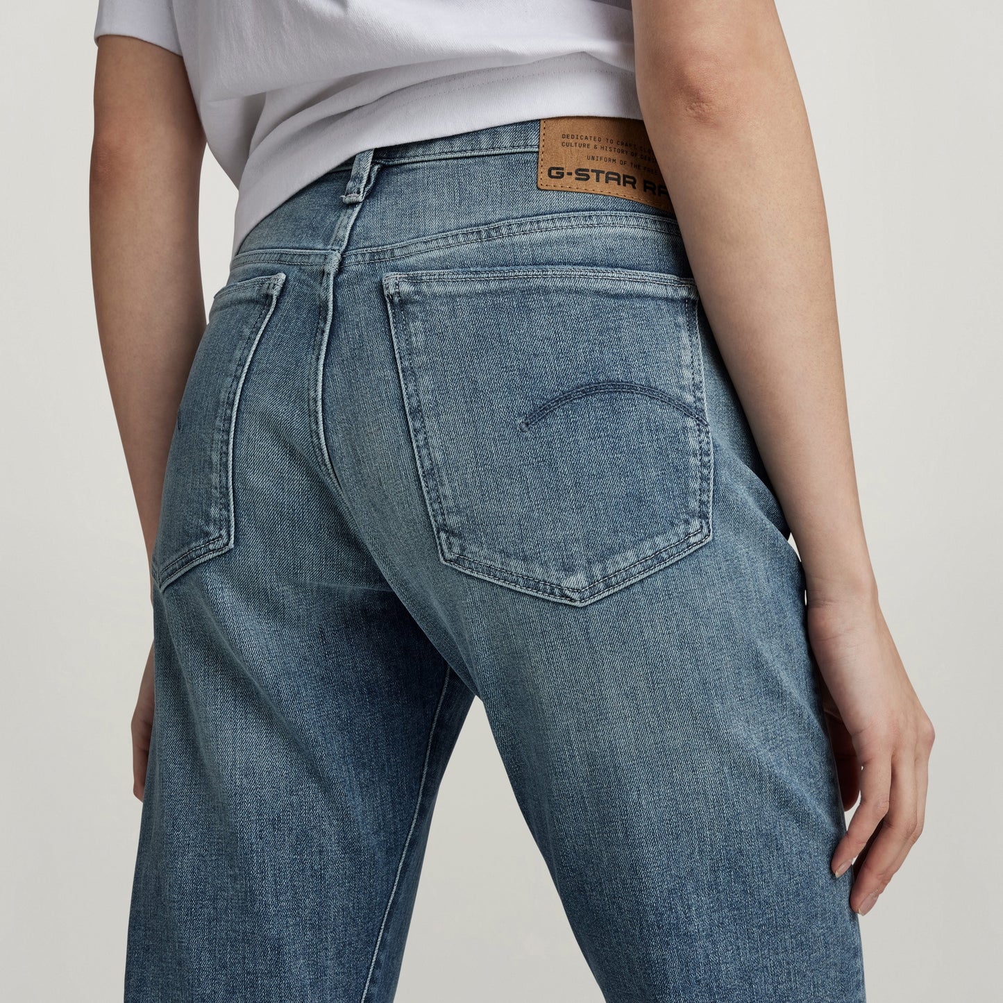 Mujer usando jeans Ace Slim de G-Star, vista trasera mostrando el corte ajustado y los bolsillos.