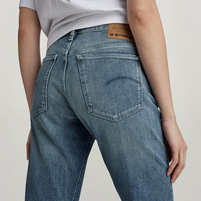Mujer usando jeans Ace Slim de G-Star, vista trasera mostrando el corte ajustado y los bolsillos.