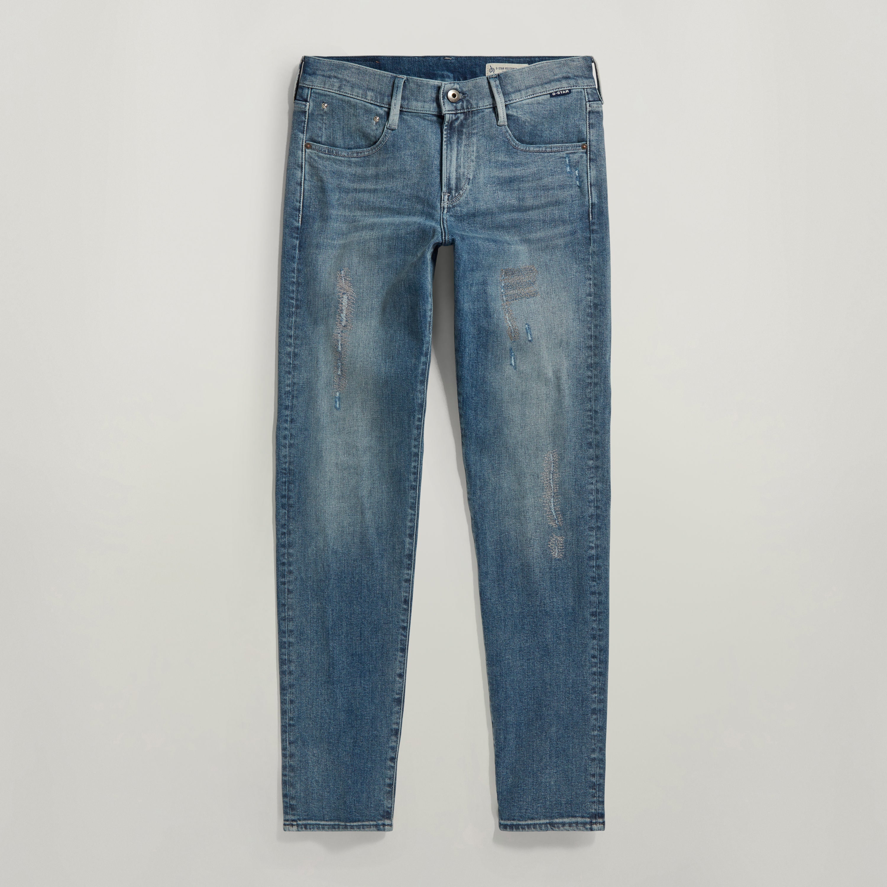 Jeans Ace Slim de talle bajo con pernera ajustada y diseño moderno en azul claro.
