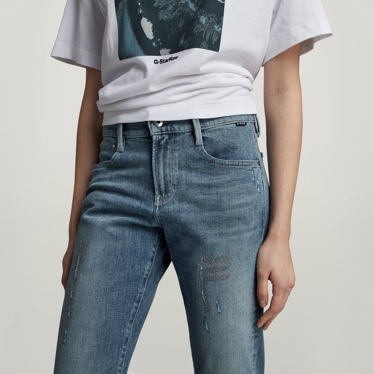 mujer usando jeans Ace Slim de corte ajustado y diseño moderno con camiseta blanca.