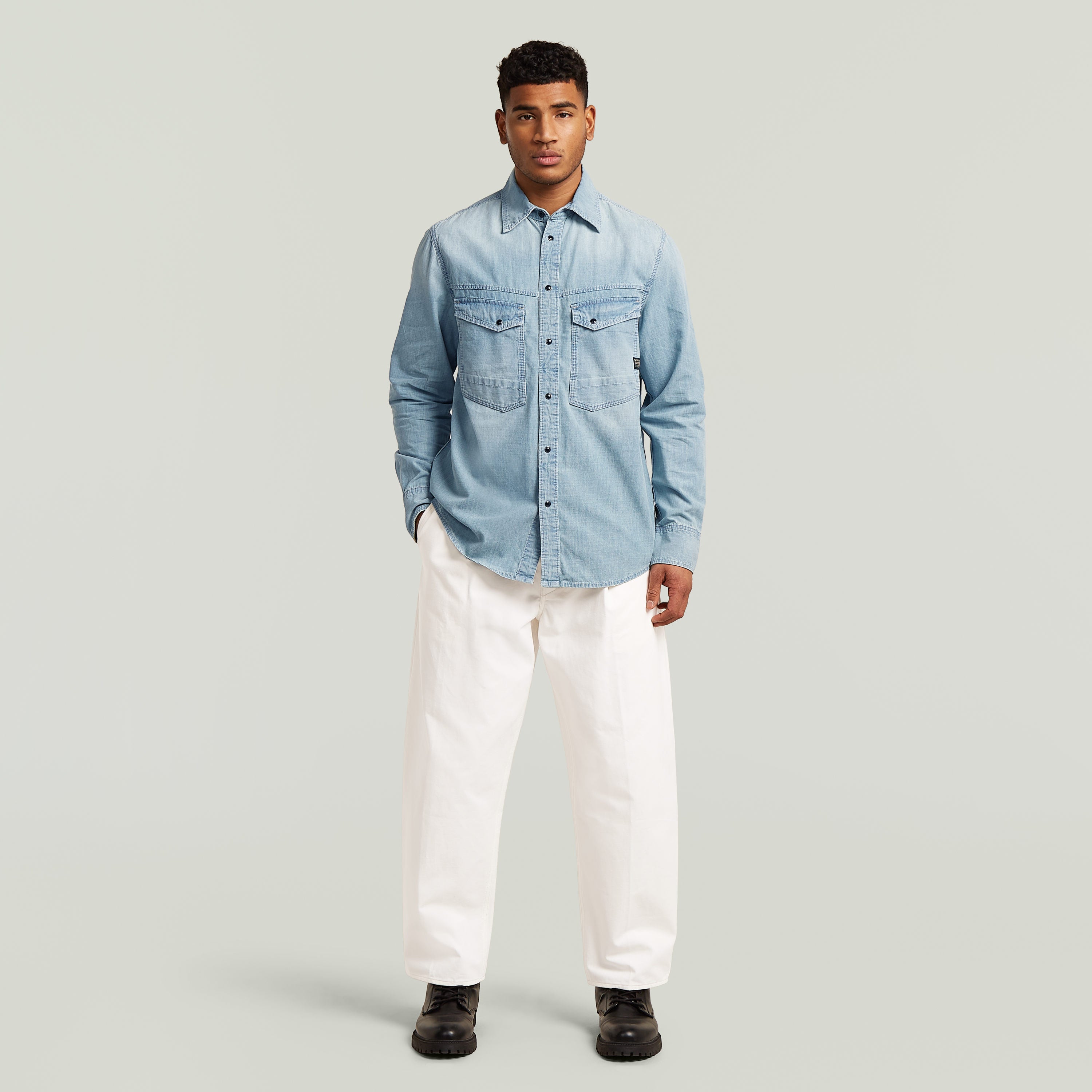 Camisa de manga larga Dakota en denim claro con cuello clásico y cierre de botones, modelo masculino.