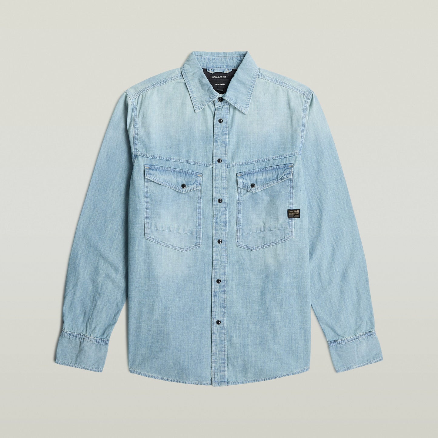 Camisa de manga larga Dakota en denim ligero color azul claro con botones a presión y diseño de corte recto.