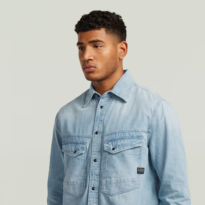 Modelo vistiendo la camisa de manga larga Dakota en denim ligero azul claro con detalles de bolsillo.