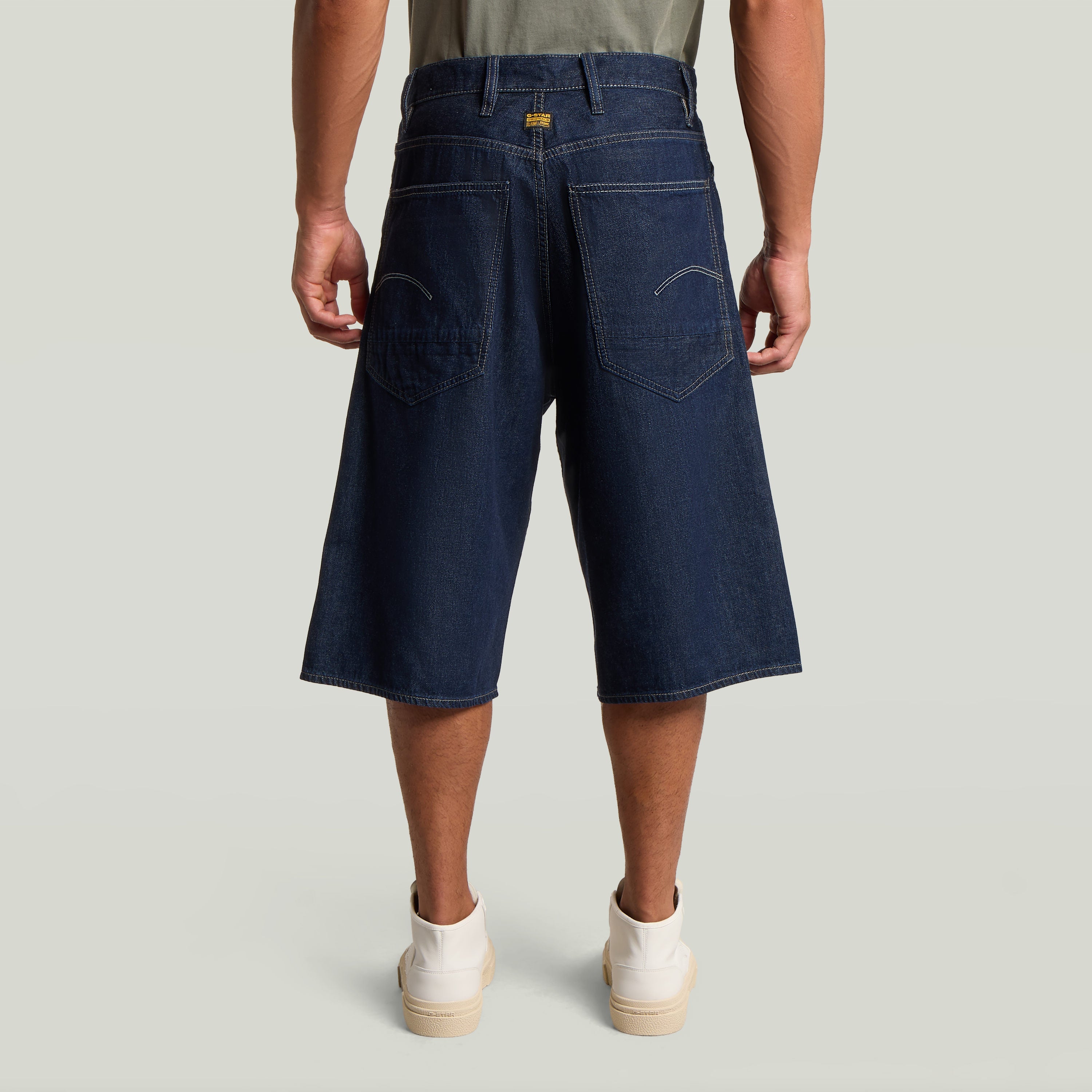Vista trasera de jorts Bam en azul oscuro, con diseño de corte relajado, perfecto para el verano. Relajado fit jorts.