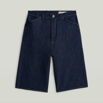 relaxed fit jorts in dark blue denim with classic button closure and five pockets.