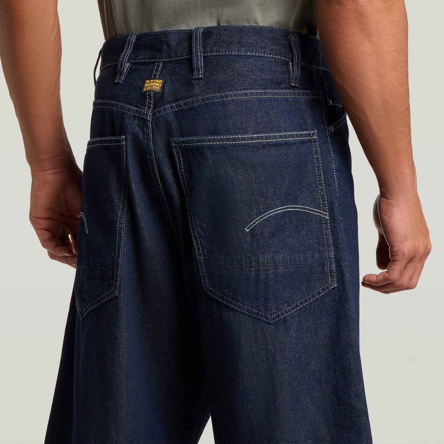 Vista trasera de los jorts de corte relajado con acordeón y etiqueta G-Star Originals en azul oscuro.