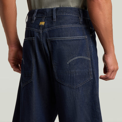Vista trasera de los jorts de corte relajado con acordeón y etiqueta G-Star Originals en azul oscuro.