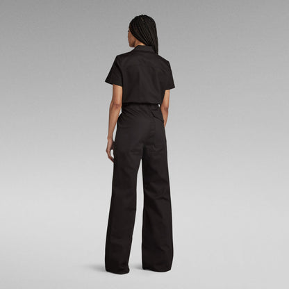 Mujer de espaldas con enterizo wide leg G Star, mostrando el diseño holgado y la cintura elástica.