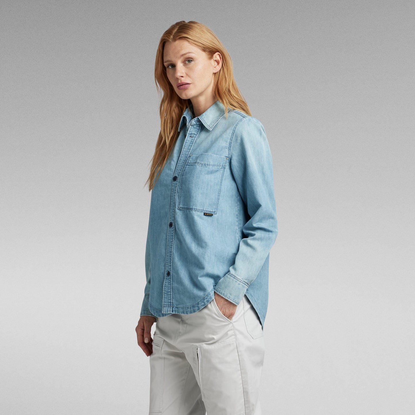 Camisa de denim Gstar para hombre, modelo de manga larga en color claro con bolsillos en el pecho.