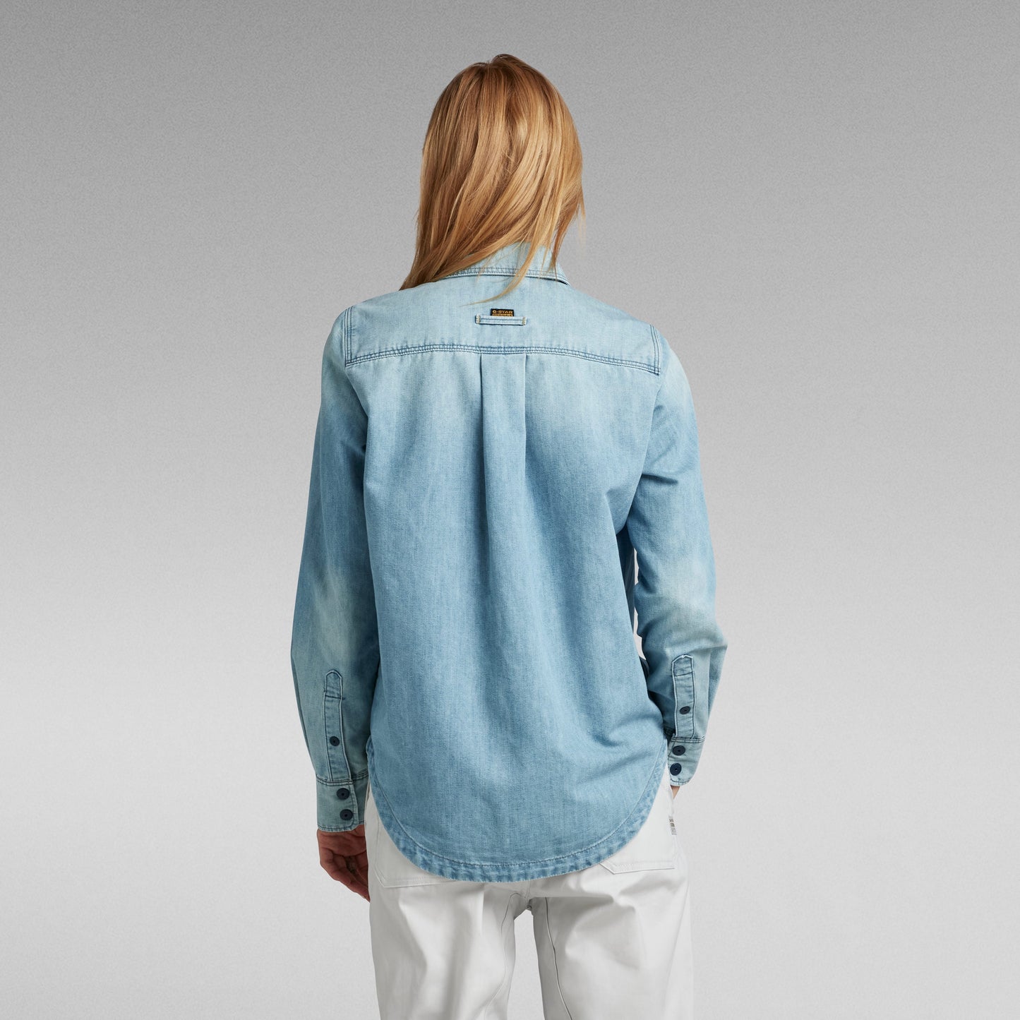 Camisa de denim Gstar para hombre vista trasera con diseño de botones y puños en denim claro.