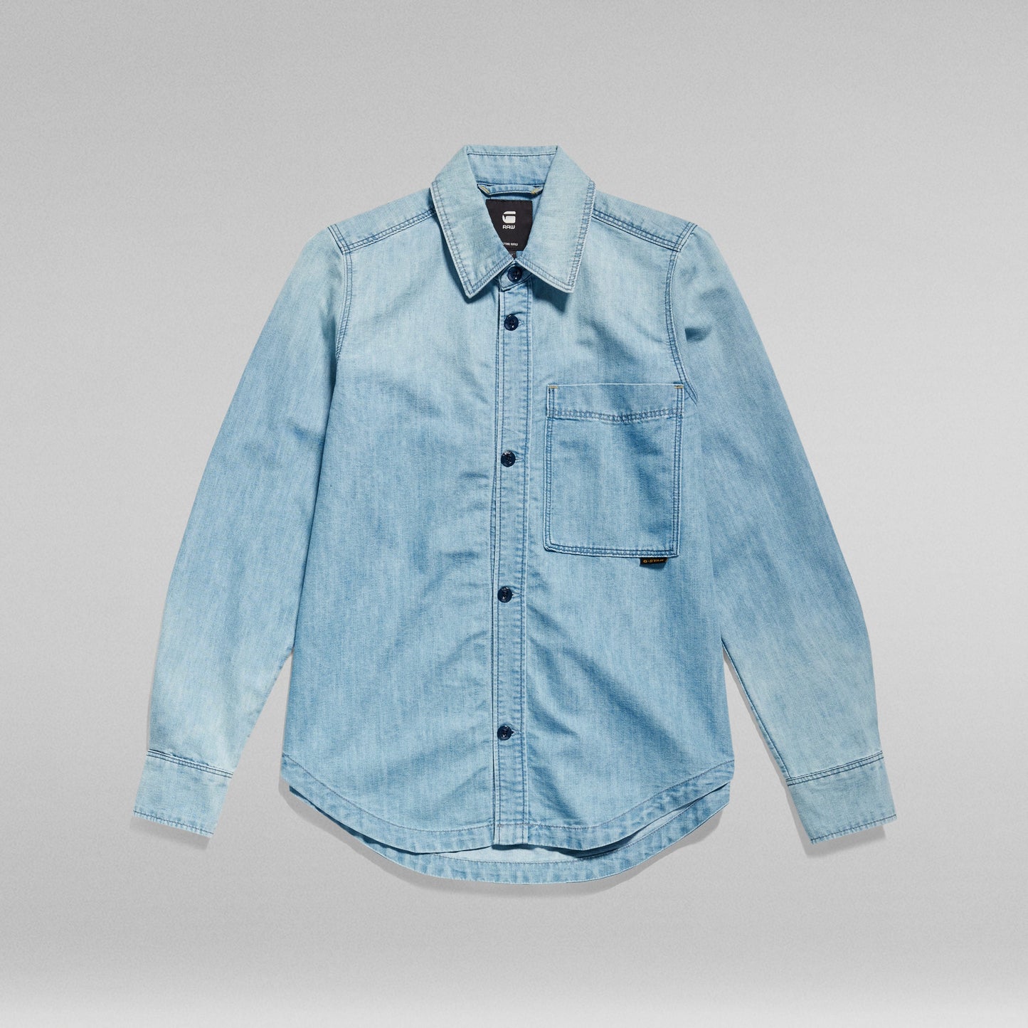Camisa de denim Gstar para hombre con bolsillos y cierre a presión en el pecho, diseño de manga larga.