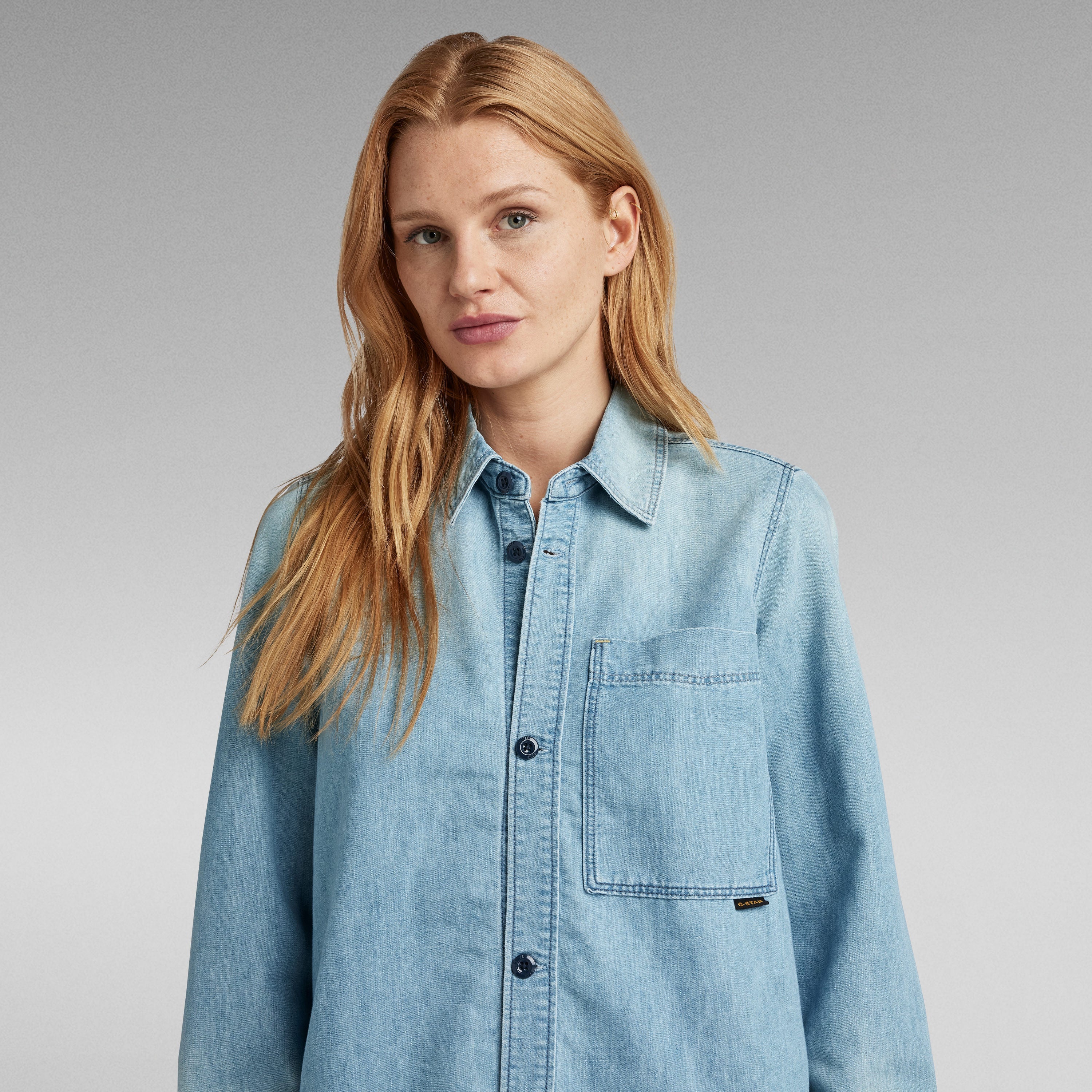 Camisa de denim Gstar para hombre, con bolsillos y botones, diseño moderno en color azul claro.