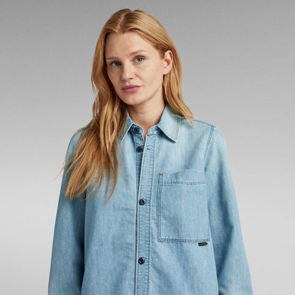 Camisa de denim Gstar para hombre, con bolsillos y botones, diseño moderno en color azul claro.