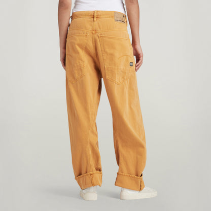 Loose unisex jeans featuring a relaxed fit with rolled cuffs and large back pockets.