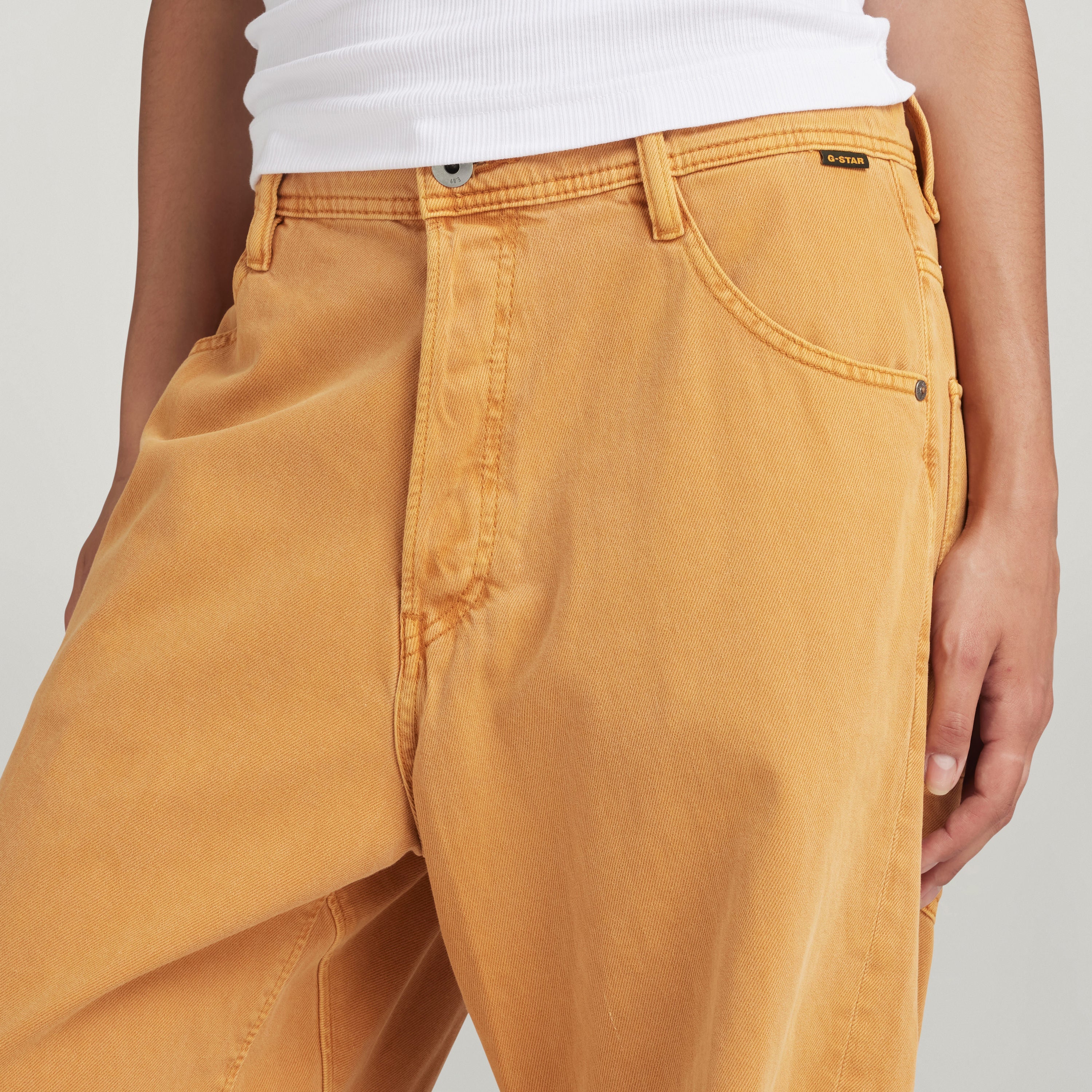 Jeans Arc 3D Loose Unisex en color mostaza, unisex jeans con corte de cadera regular y bragueta de botones.
