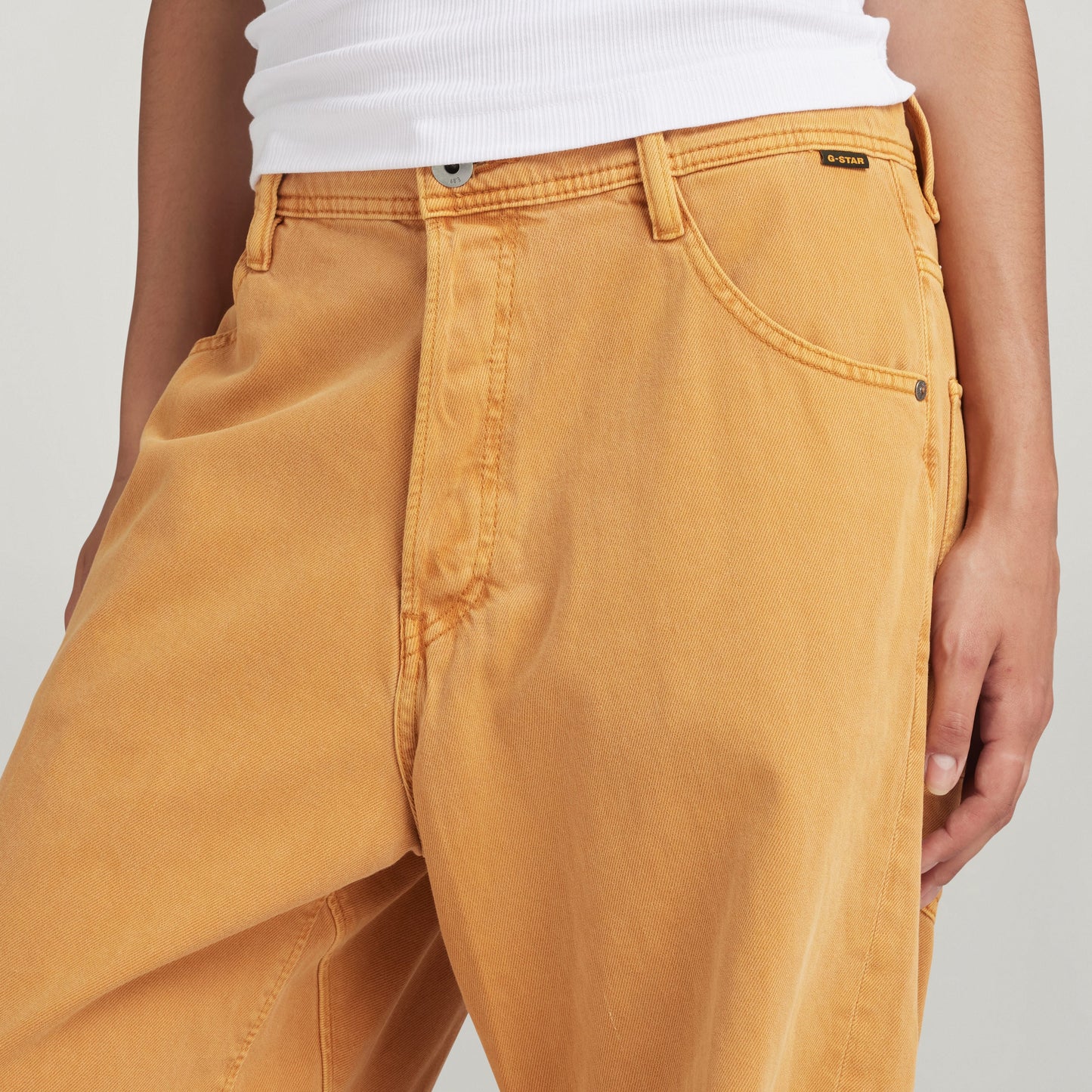 Jeans Arc 3D Loose Unisex en color mostaza, unisex jeans con corte de cadera regular y bragueta de botones.