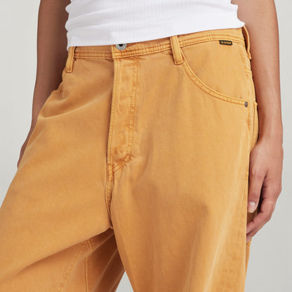 Jeans Arc 3D Loose Unisex en color mostaza, unisex jeans con corte de cadera regular y bragueta de botones.
