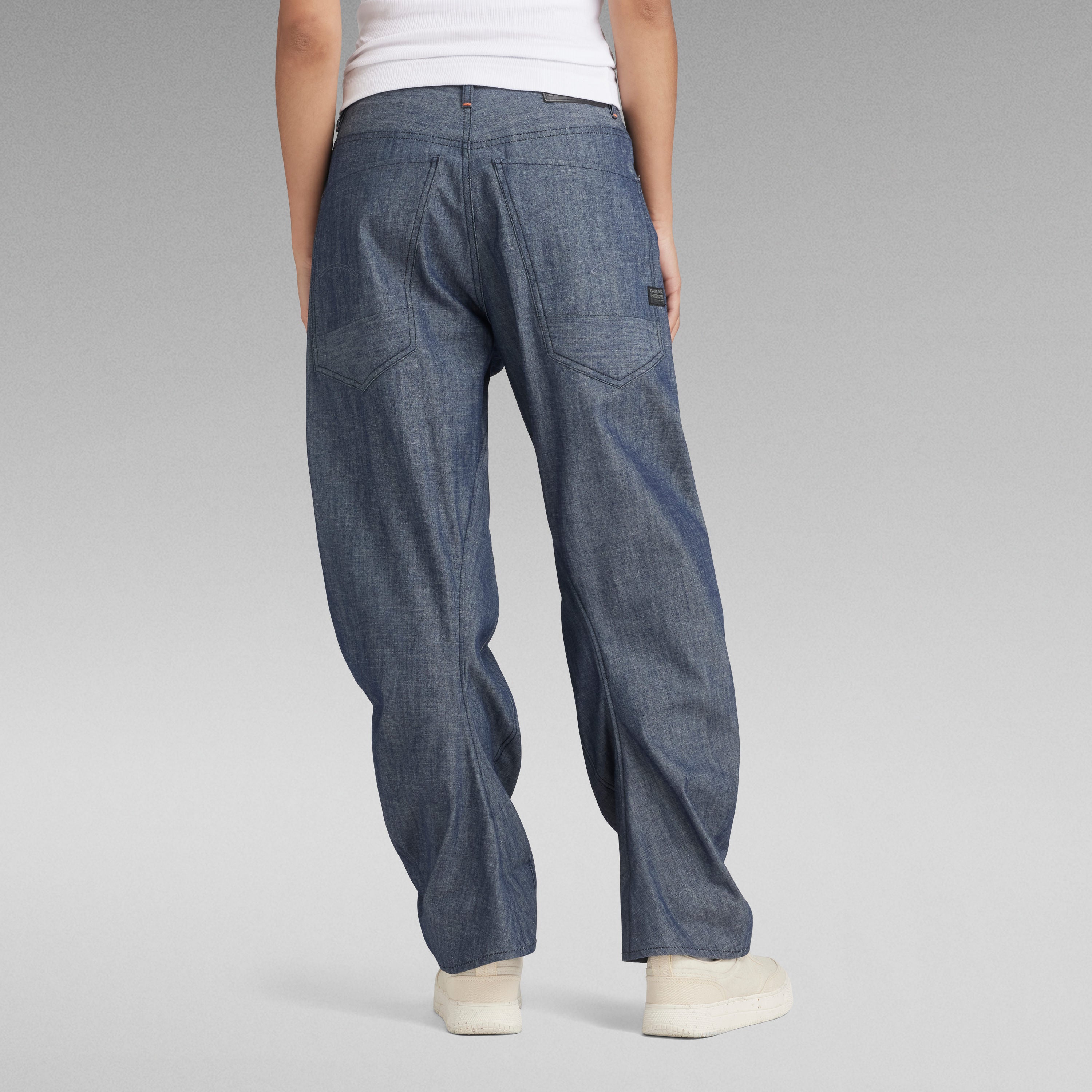 Vista trasera de jeans Arc 3D loose unisex con corte de cadera regular y bolsillo trasero amplio.