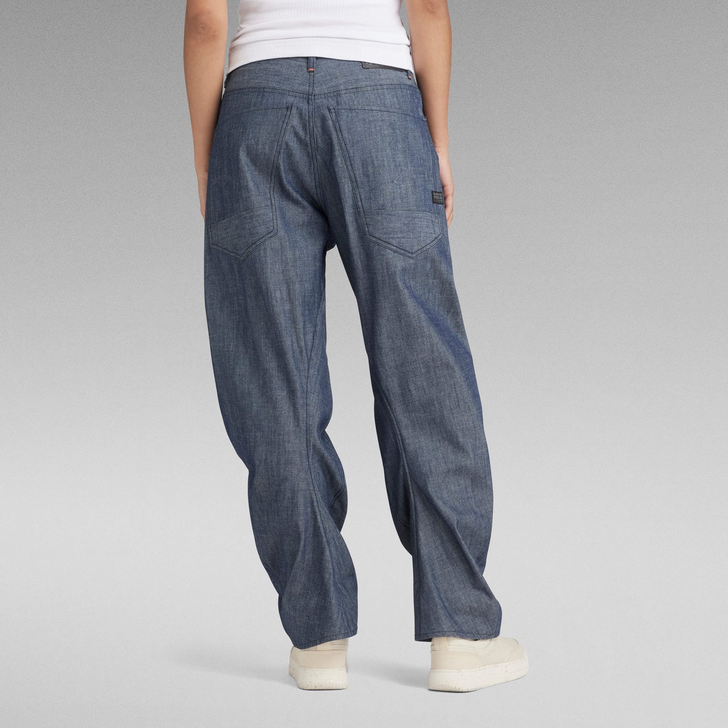 Vista trasera de jeans Arc 3D loose unisex con corte de cadera regular y bolsillo trasero amplio.
