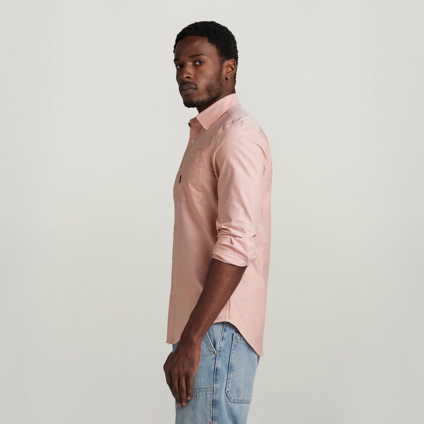 Camisa Bristum 2.0 Slim fit en color rosa con ajuste moderno, vista lateral en modelo masculino.