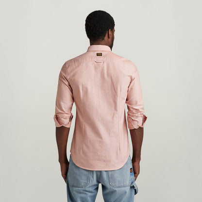 Camisa Bristum 2.0 Slim fit vista trasera en color rosa con costuras verticales y mangas enrolladas.