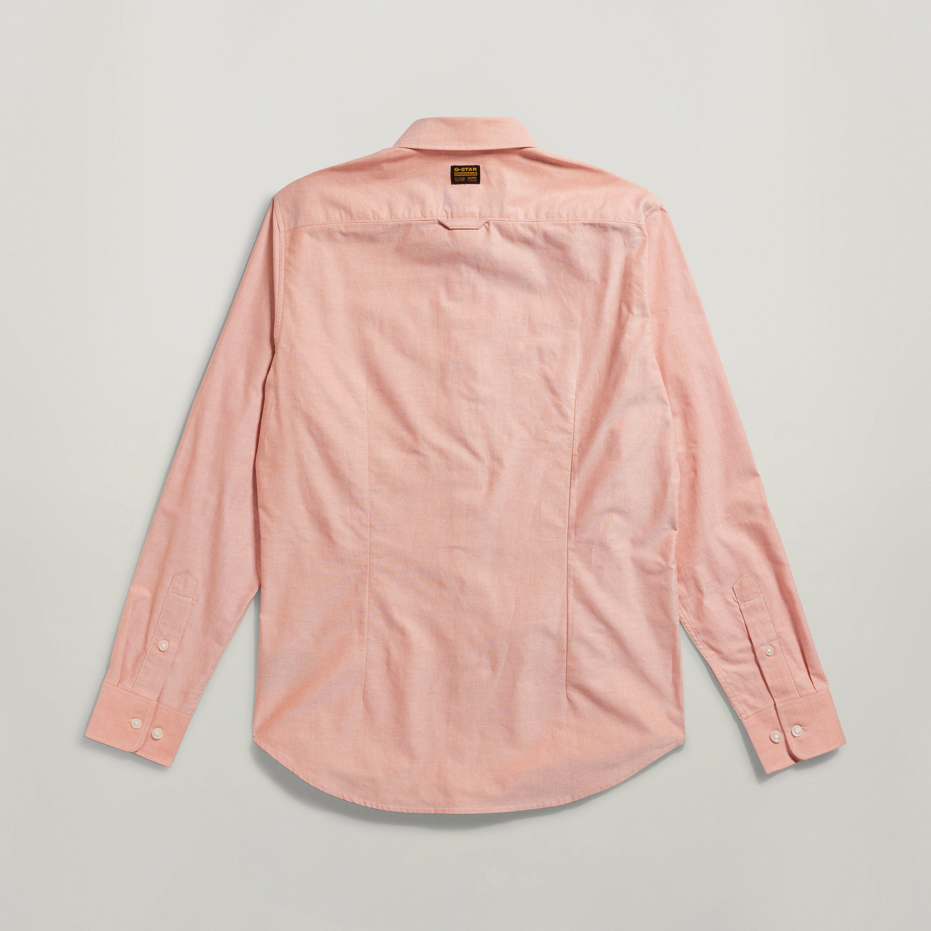 Vista trasera de la camisa Bristum 2.0 Slim Fit de color rosa con costuras verticales y bolsillo en el pecho.