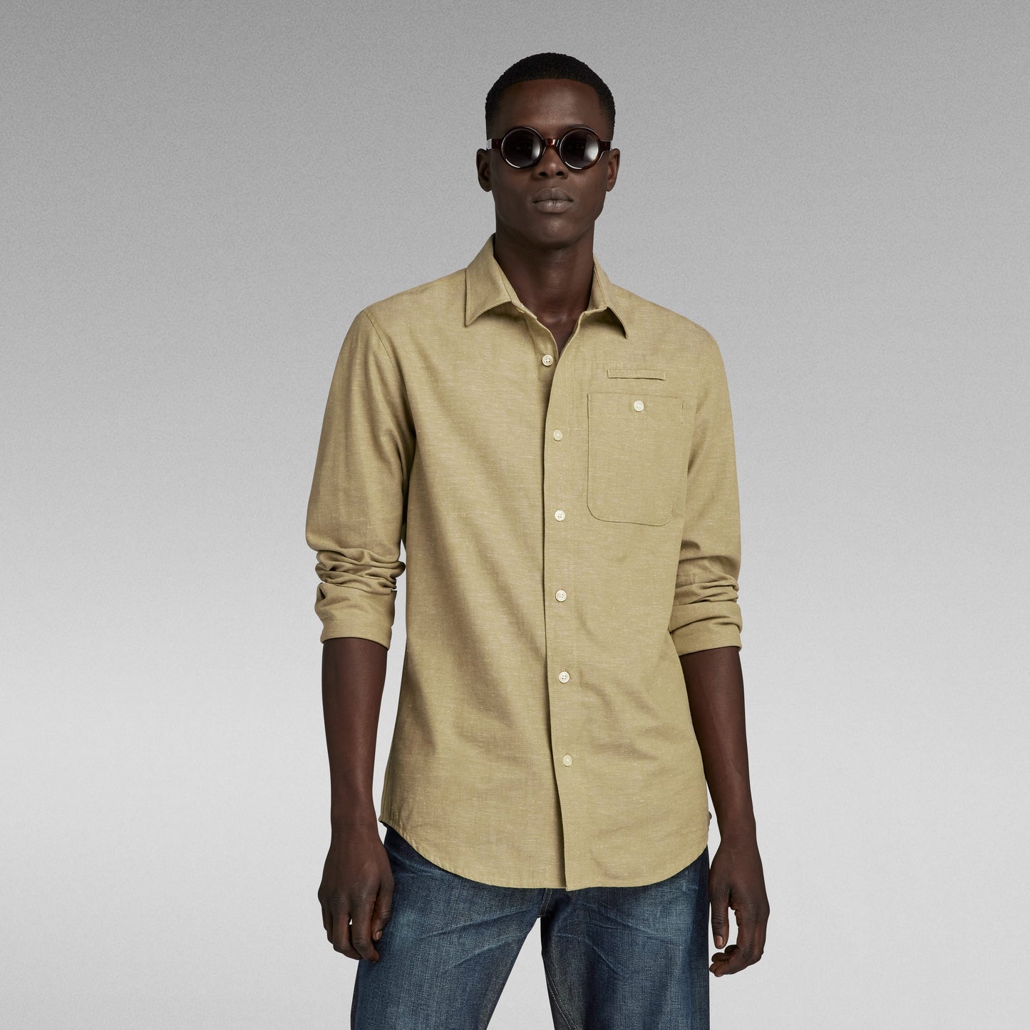 Camisa Bristum 2.0 Slim en color marrón claro, con corte ajustado y bolsillo en el pecho.