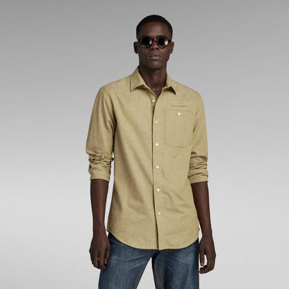 Camisa Bristum 2.0 Slim en color marrón claro, con corte ajustado y bolsillo en el pecho.