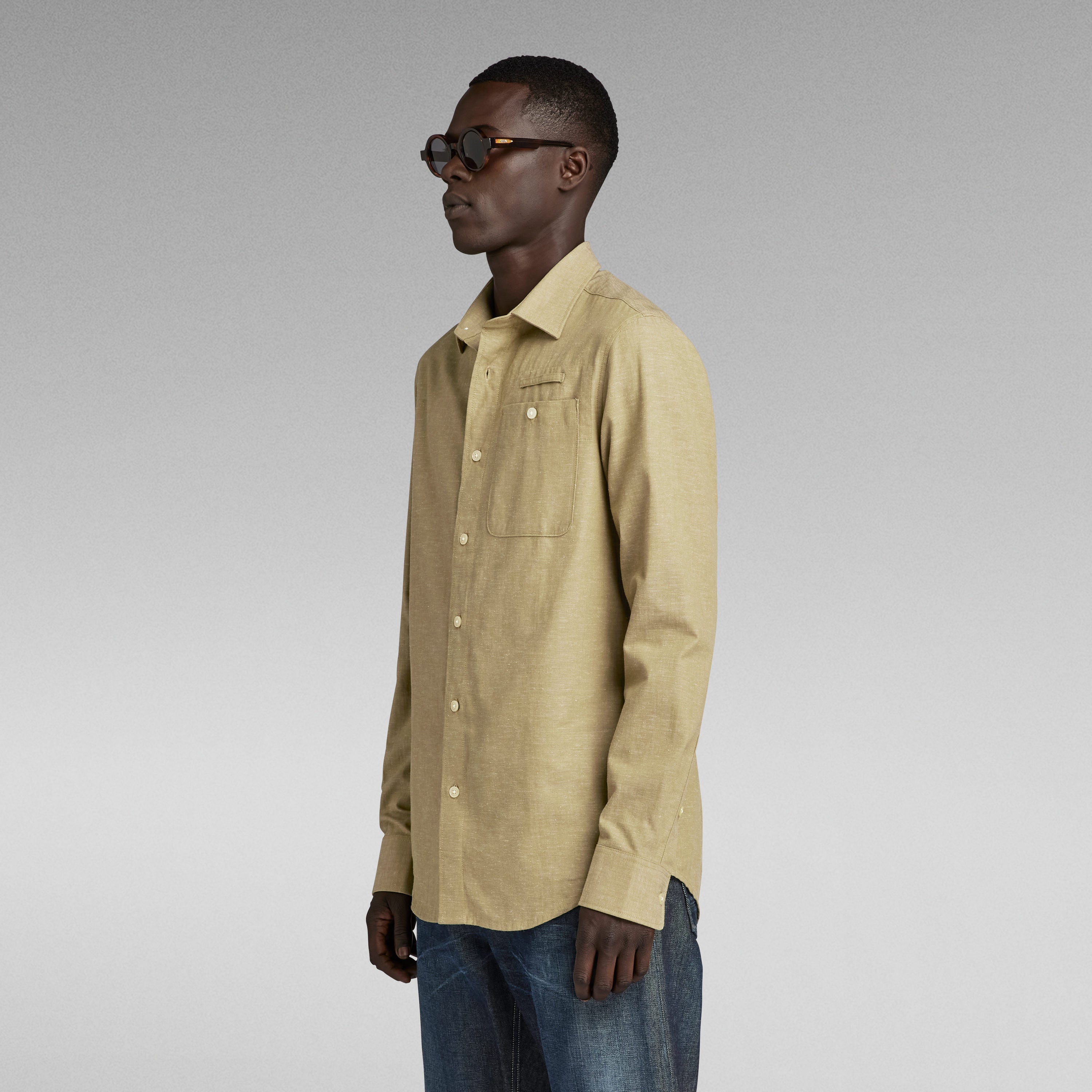 Camisa Bristum 2.0 Slim en color beige con cortes ajustados y bolsillo en el pecho.