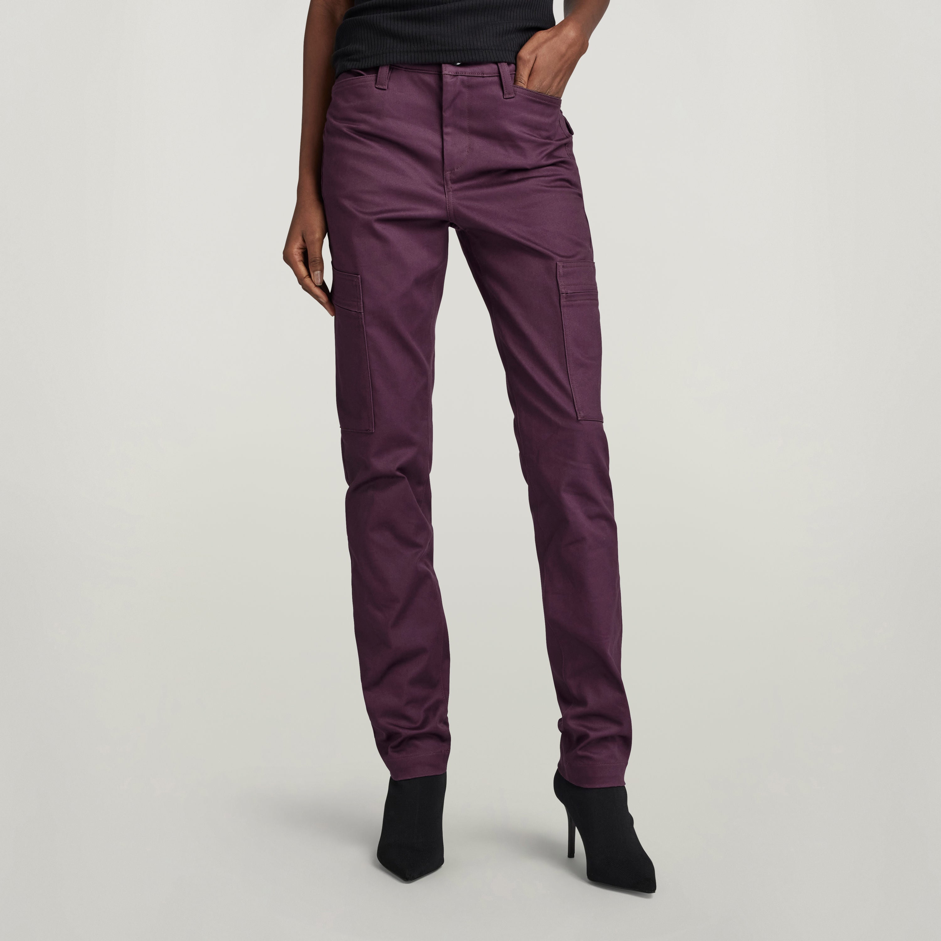 Pantalones slim cargo en color morado, corte ajustado y bolsillos con cremallera oculta, ideales para outfit casual.