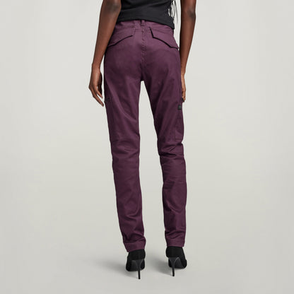 Mujer usando pantalones Slim Cargo ajustados en color púrpura desde atrás.